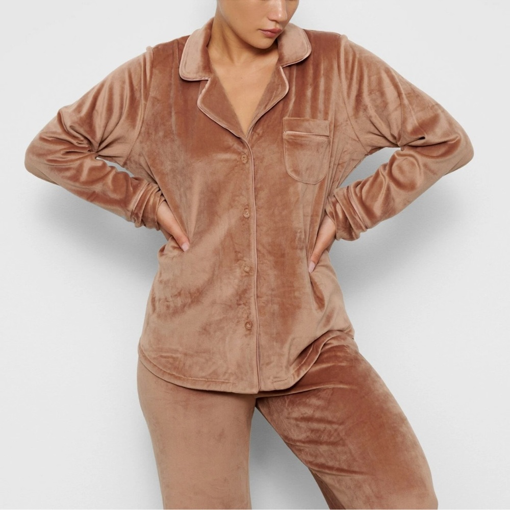 NWT Skims Velour Sleep Pajama Top
Size Small in Sienna